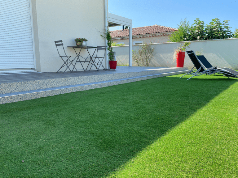 Cour de maison en gazon synthétique à Cissé