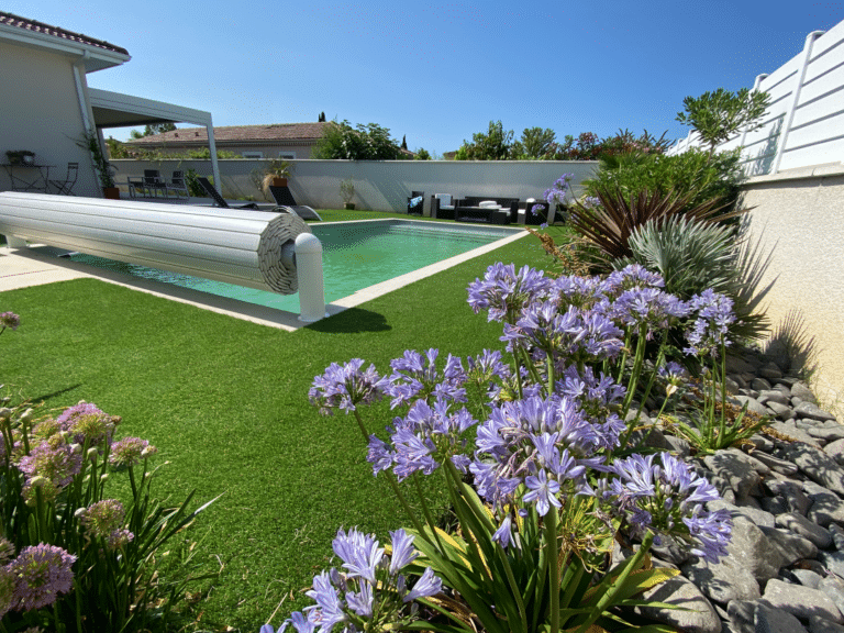 Plage de piscine en gazon synthétique à Languidic