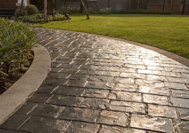 https://perenia.fr/wp-content/uploads/2024/05/Allee-jardin-beton-Loffre-Douai-scaled-1-scaled-e1715078240598-640x450.jpg
