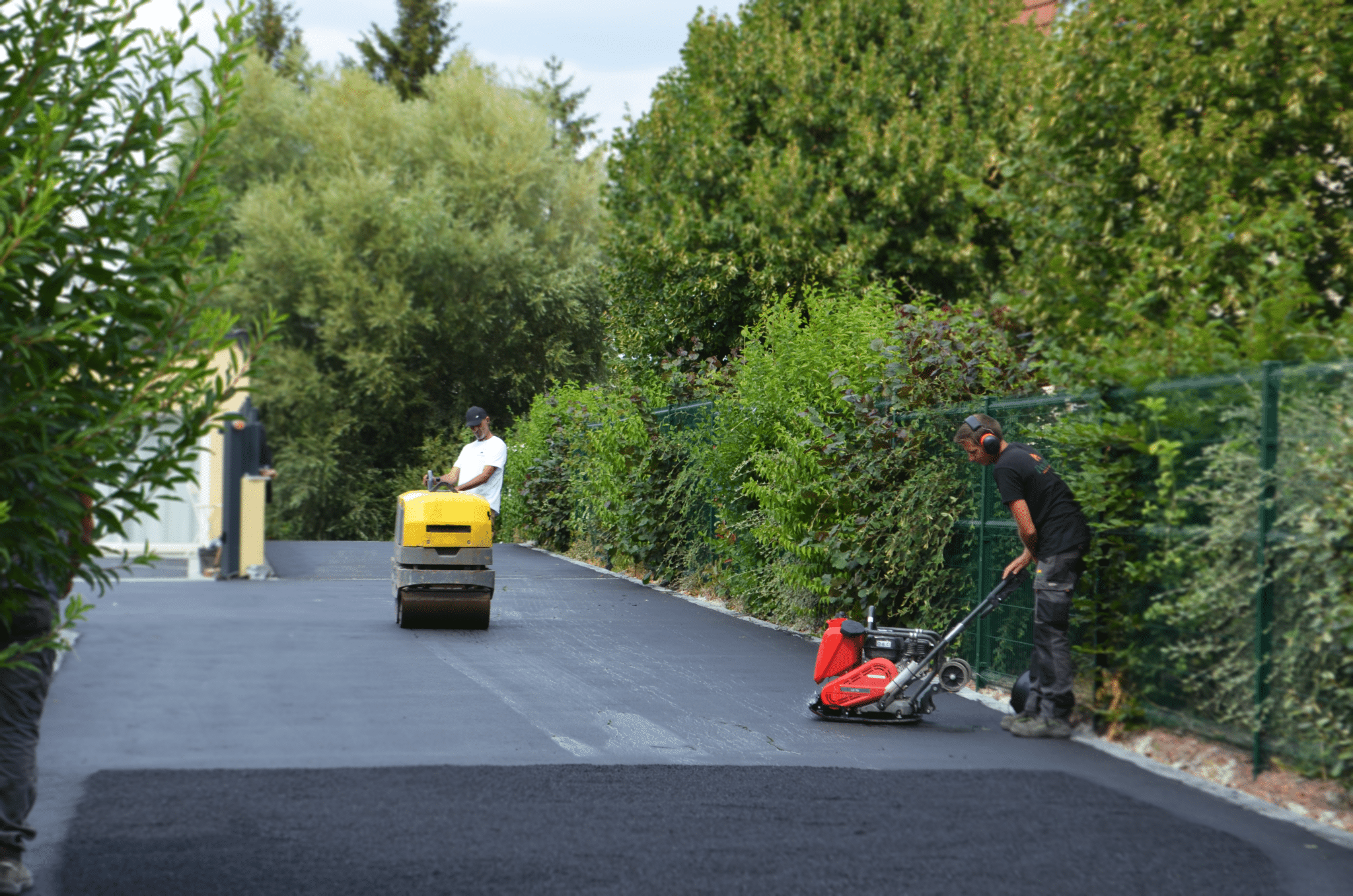 Allée de garage en enrobé noir