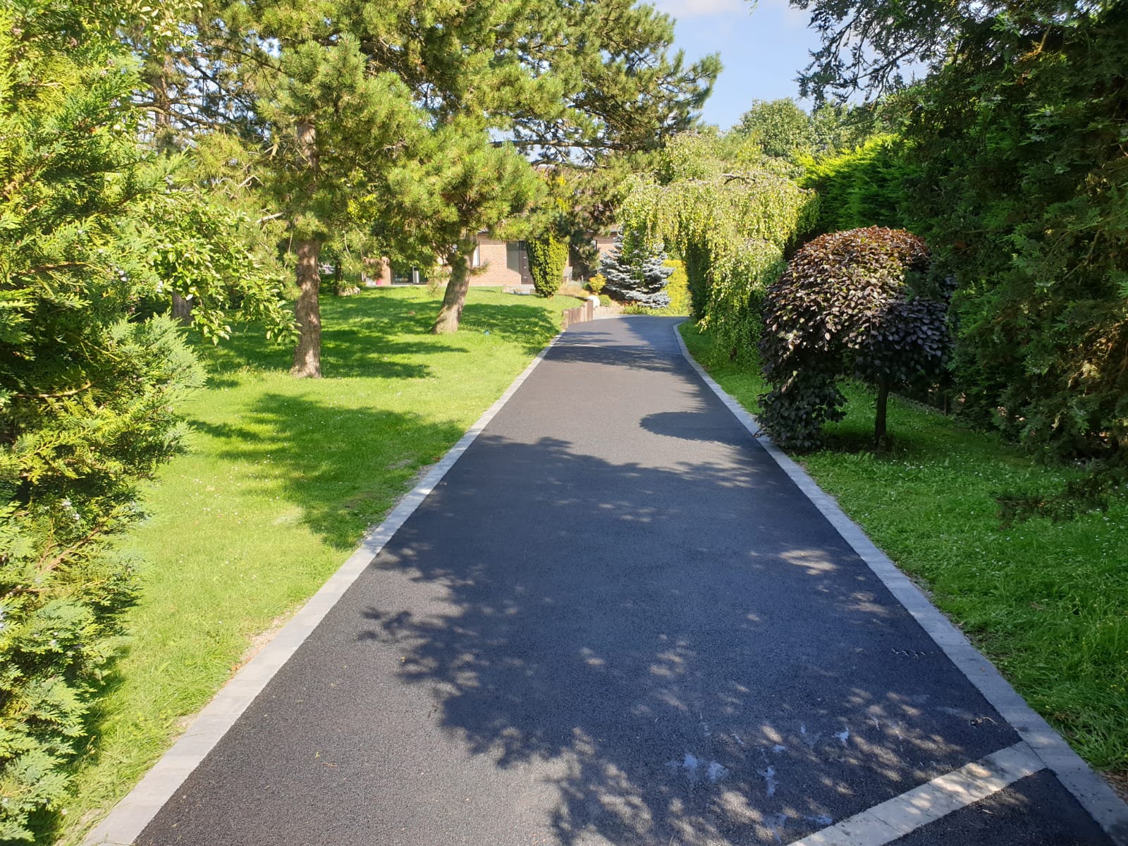 Allée de jardin en enrobé noir