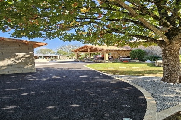 cour en enrobé