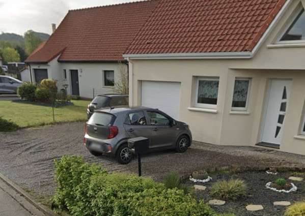 entrée de maison en enrobé