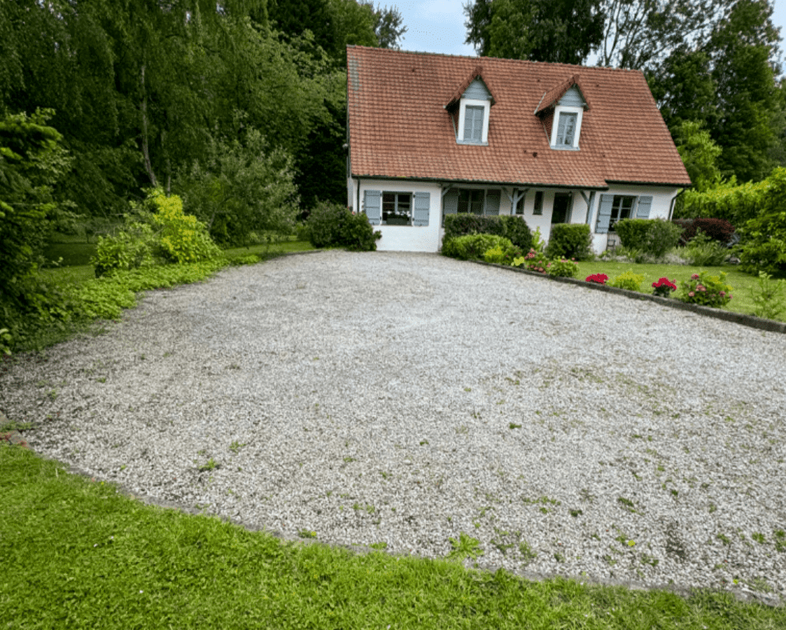 entrée de maison en enrobé