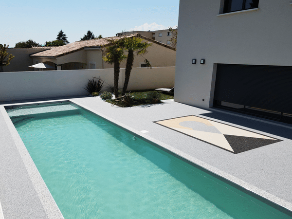 plage de piscine résine