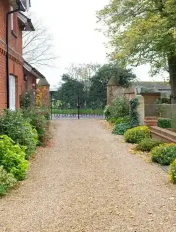 Entrée de garage en gravier