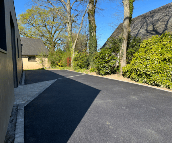 Entrée de maison en enrobé