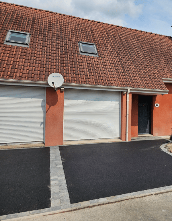 Entrée de garage en enrobé