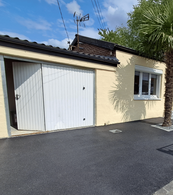 Entrée de maison en enrobé