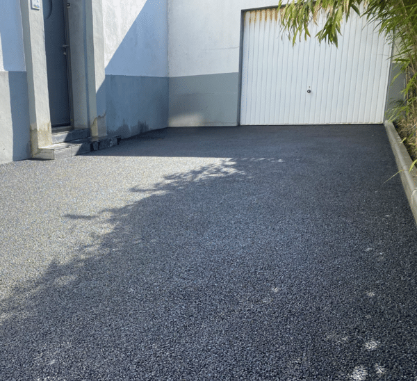Entrée de garage en enrobé