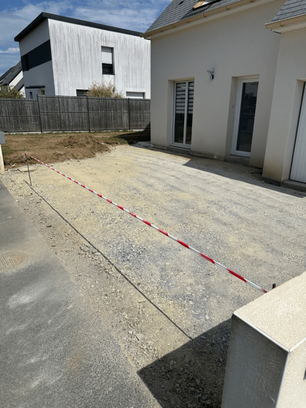 entrée de maison en enrobé