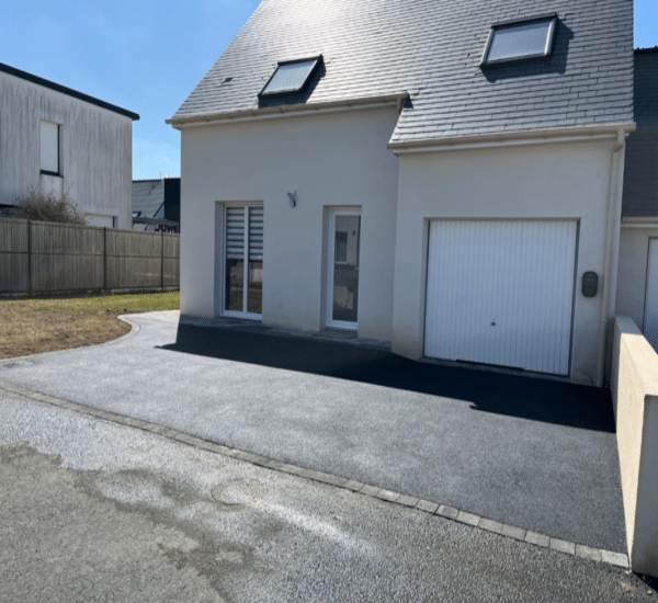 entrée de maison en enrobé