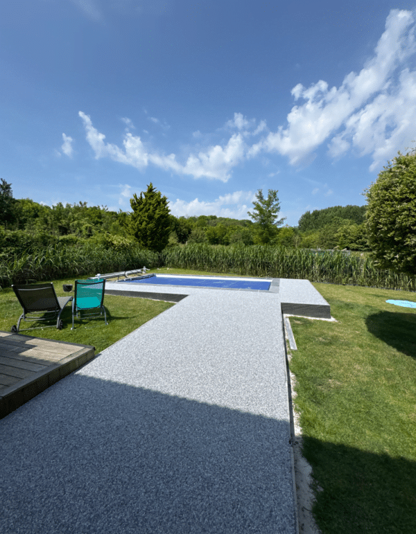 Plage de piscine en résine