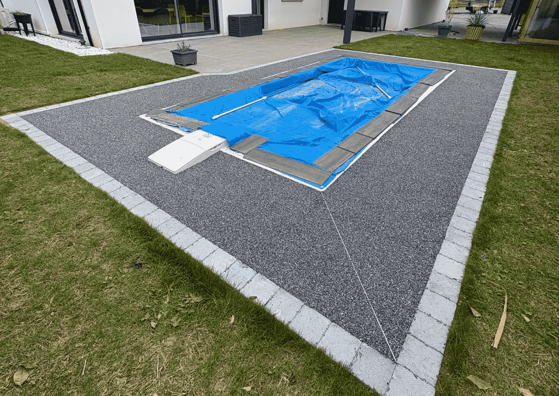 plage de piscine en résine