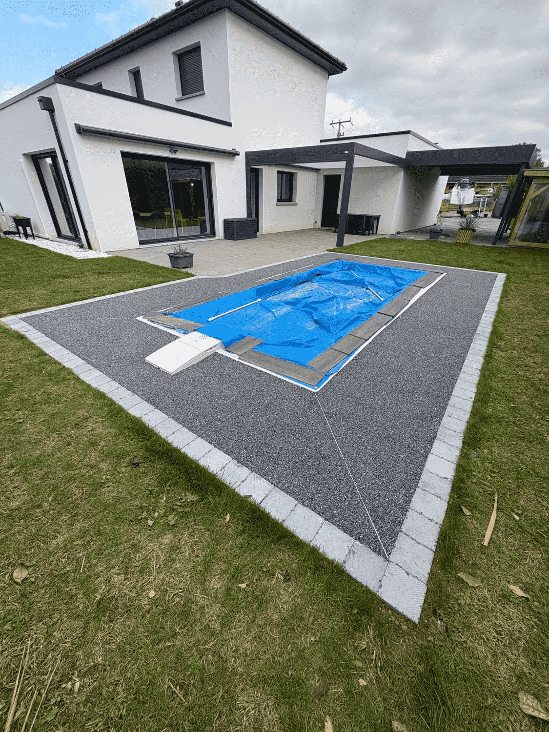 plage de piscine en résine