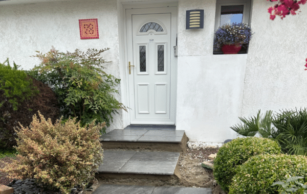 entrée de maison en dalles