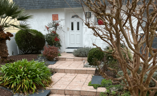 entrée de maison en dalles