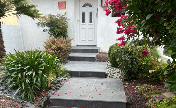 entrée de maison en dalles