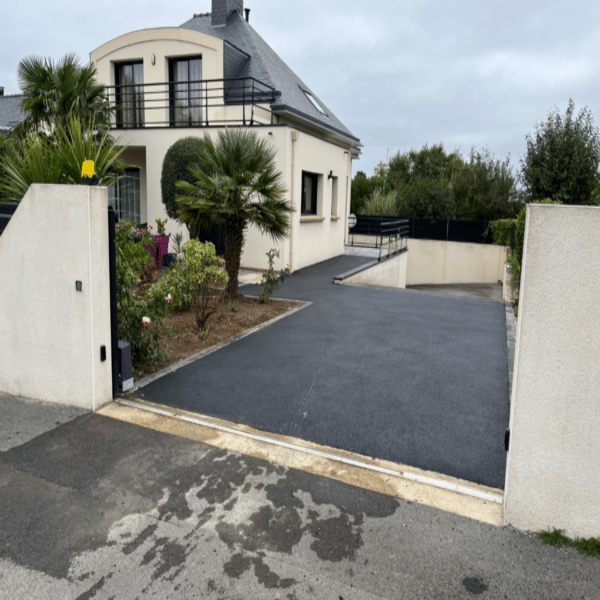 entrée de maison en enrobé