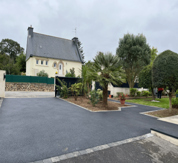 entrée de maison en enrobé