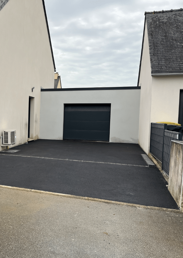 entrée de maison en enrobé
