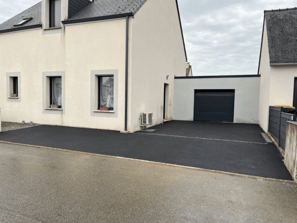 entrée de maison en enrobé