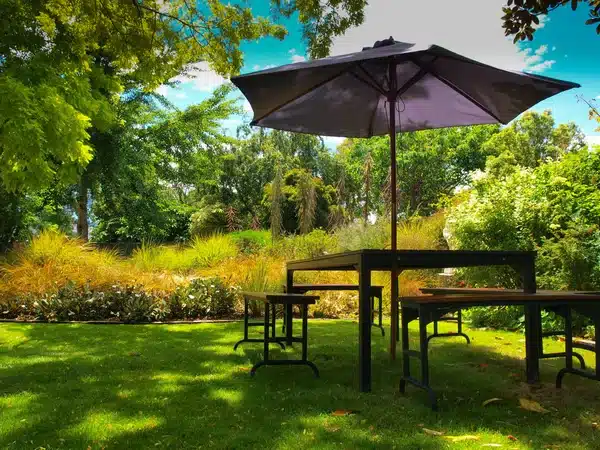 https://perenia.fr/wp-content/uploads/2026/05/depositphotos_14687561-stock-photo-dining-table-with-parasol-2.webp