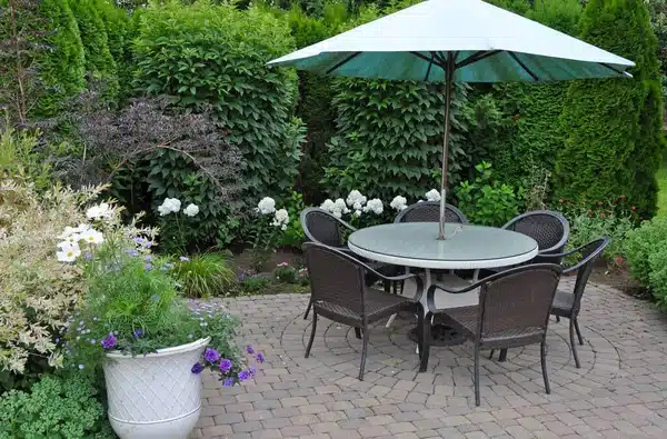 https://perenia.fr/wp-content/uploads/2026/05/depositphotos_588510556-stock-photo-patio-table-umbrella-beautiful-summer.webp