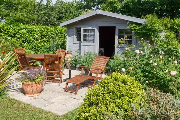 https://perenia.fr/wp-content/uploads/2026/06/depositphotos_253024778-stock-photo-shed-with-terrace-and-garden.webp