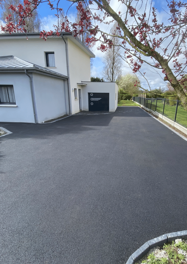 Entrée de garage en enrobé
