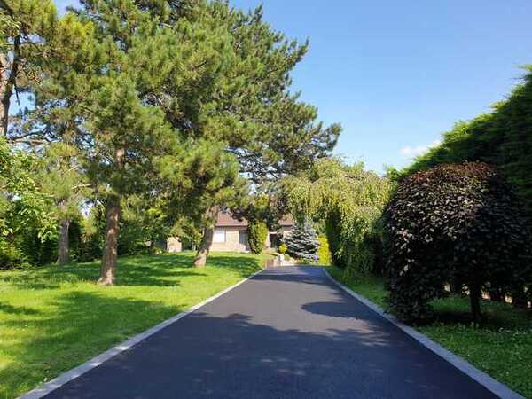 https://perenia.fr/wp-content/uploads/2026/08/Allee-jardin-enrobe-noir-Vo.jpg