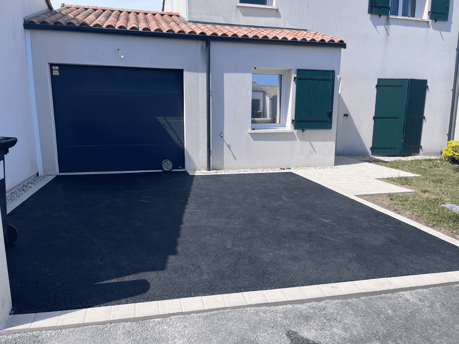 entrée de maison en enrobé