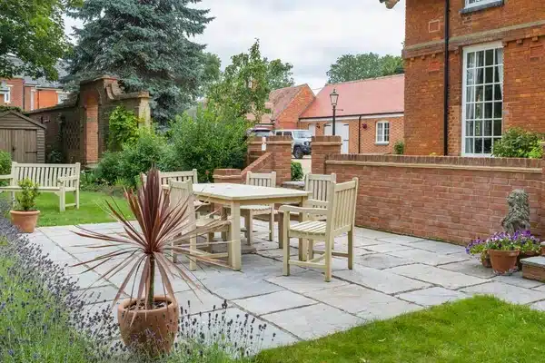 https://perenia.fr/wp-content/uploads/2026/08/depositphotos_421024220-stock-photo-large-property-house-back-garden.webp
