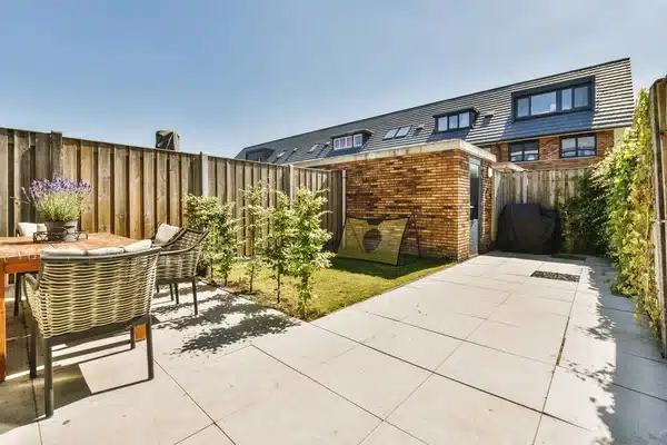https://perenia.fr/wp-content/uploads/2026/08/depositphotos_609843092-stock-photo-neat-paved-patio-sitting-area.webp