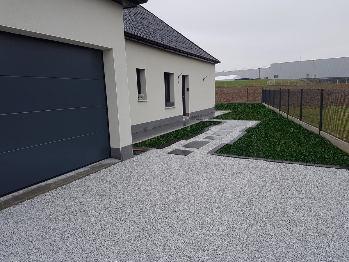 https://perenia.fr/wp-content/uploads/2026/09/Allee-garage-graviers.jpg