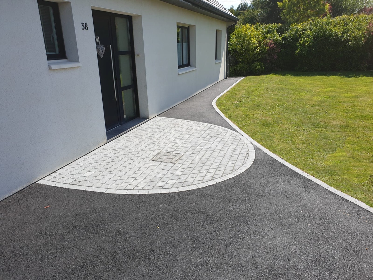 https://perenia.fr/wp-content/uploads/2026/09/Allee-jardin_paves.jpg