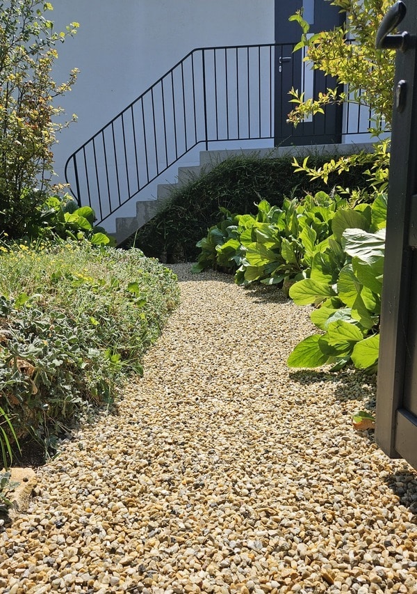 https://perenia.fr/wp-content/uploads/2026/09/allee_jardin_resine.jpg