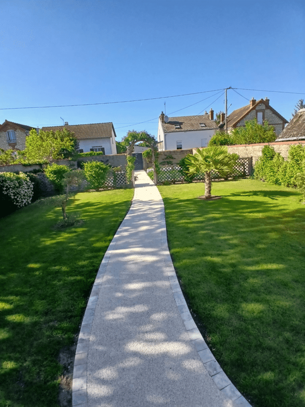 https://perenia.fr/wp-content/uploads/2026/09/allee_jardin_resine.png