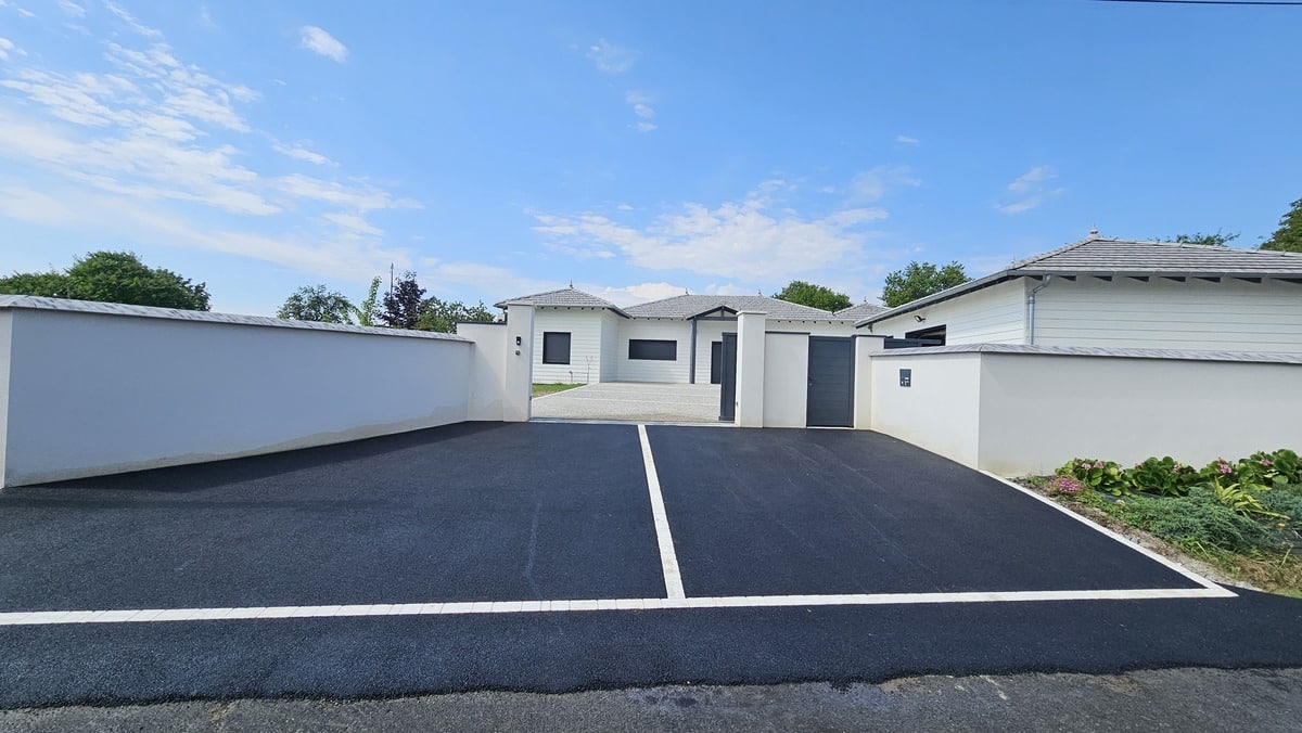 https://perenia.fr/wp-content/uploads/2026/09/entree_garage_enrobe-1.jpg