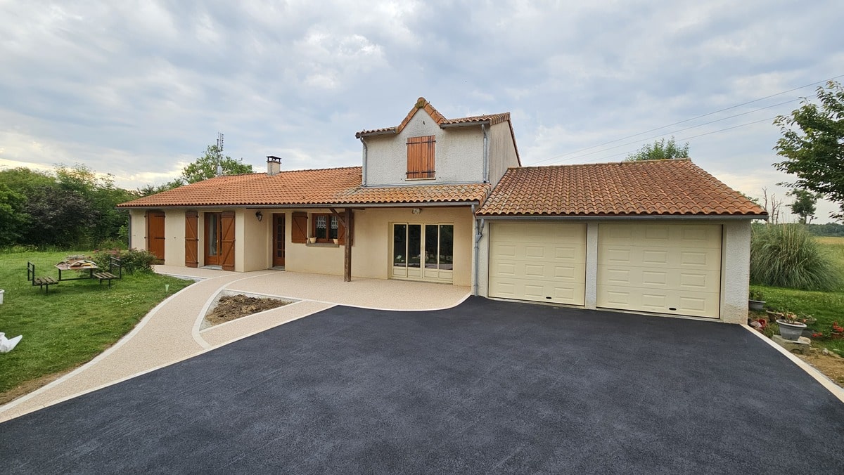 https://perenia.fr/wp-content/uploads/2026/09/entree_garages_enrobe.jpg