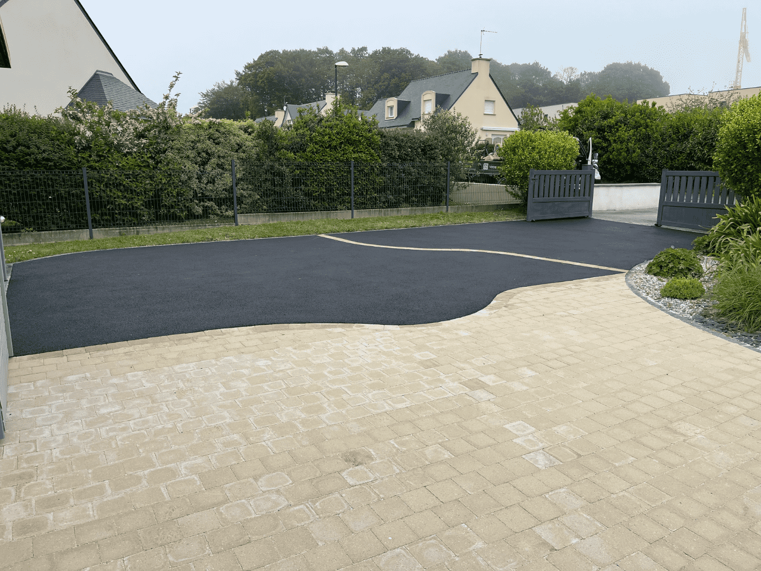 https://perenia.fr/wp-content/uploads/2026/09/entree_maison_enrobe.png
