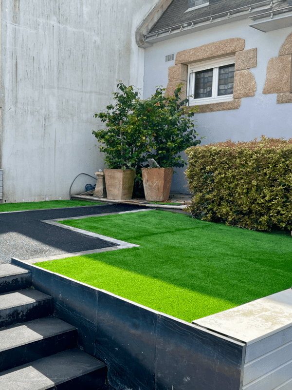 https://perenia.fr/wp-content/uploads/2026/09/entree_maison_gazon-1.png