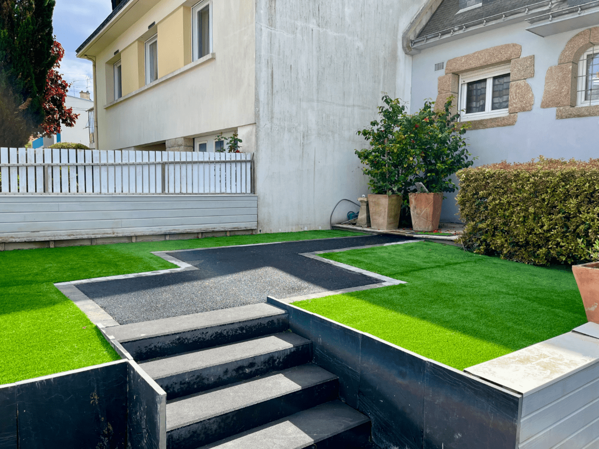 https://perenia.fr/wp-content/uploads/2026/09/entree_maison_gazon.png