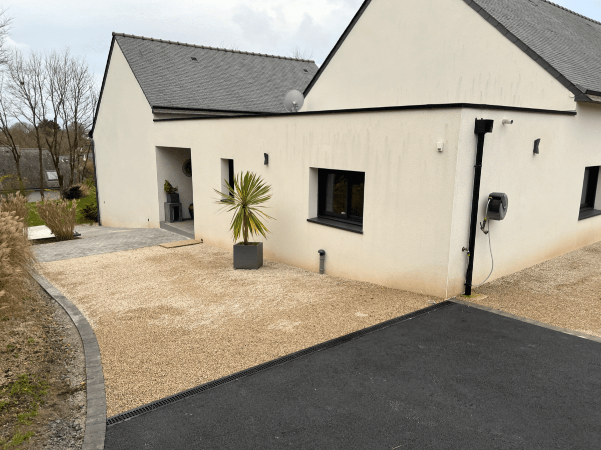 https://perenia.fr/wp-content/uploads/2026/09/entree_maison_gravier.png