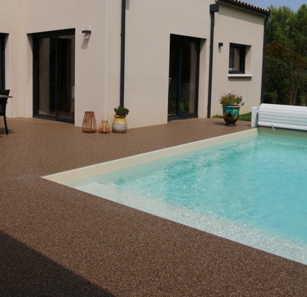 https://perenia.fr/wp-content/uploads/2026/09/plage_piscine_resine.jpg