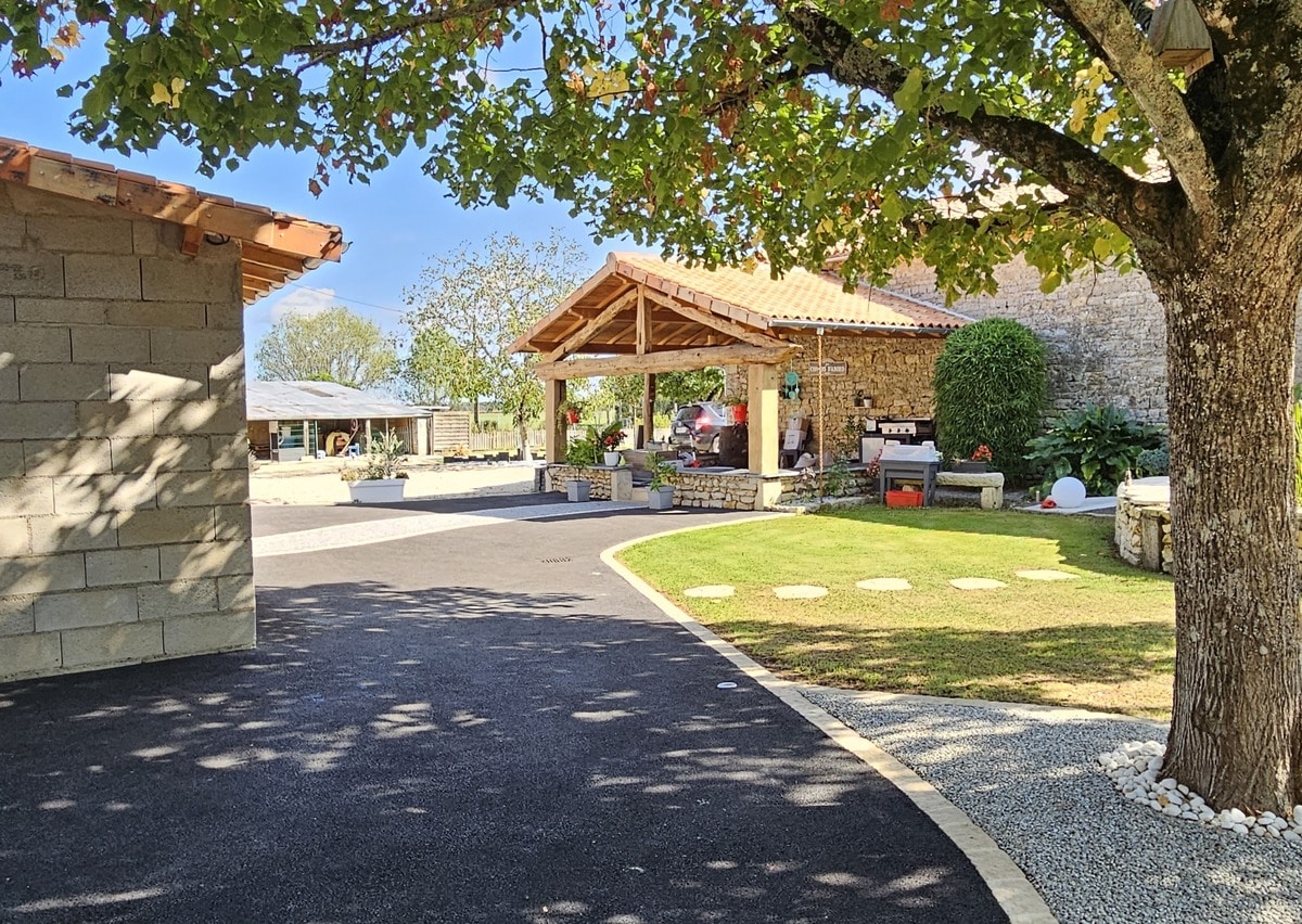 https://perenia.fr/wp-content/uploads/2026/09/terrasse_en_enrobe.jpg