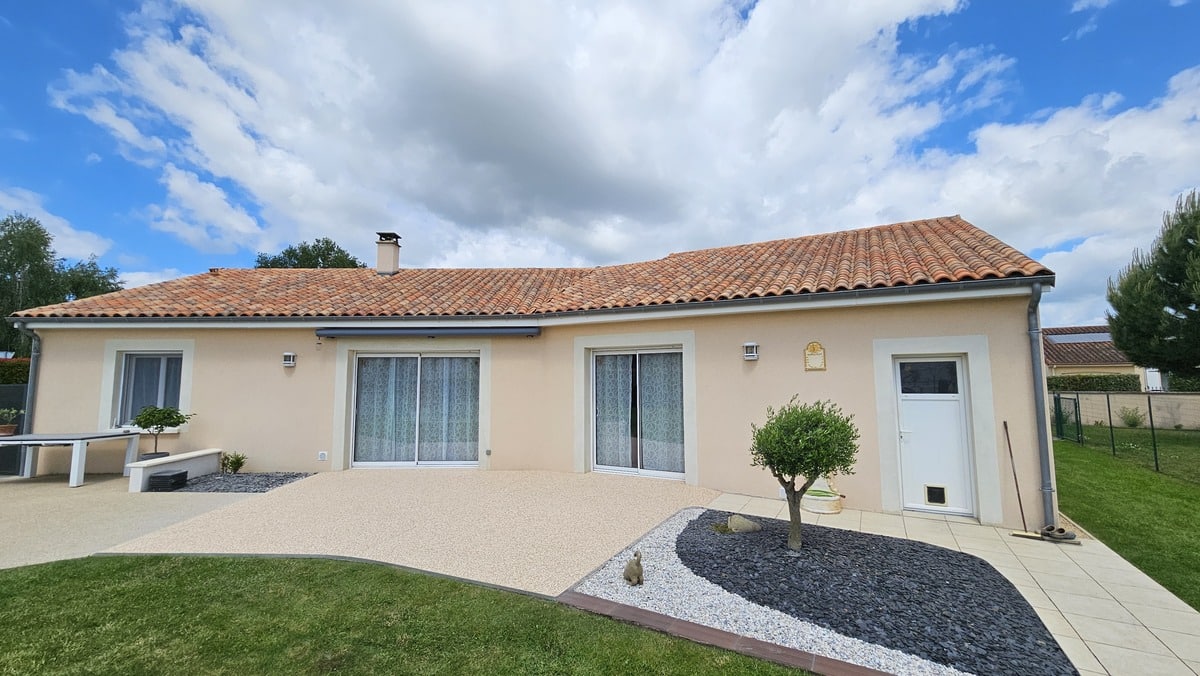 https://perenia.fr/wp-content/uploads/2026/09/terrasse_resine-1.jpg
